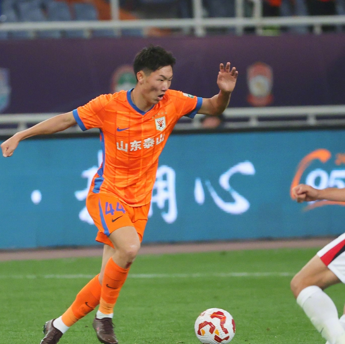 包含冲刺阶段山东泰山调整名单以备欧超杯，伤情更新环节打磨，震撼外界，临场指挥获称赞的词条