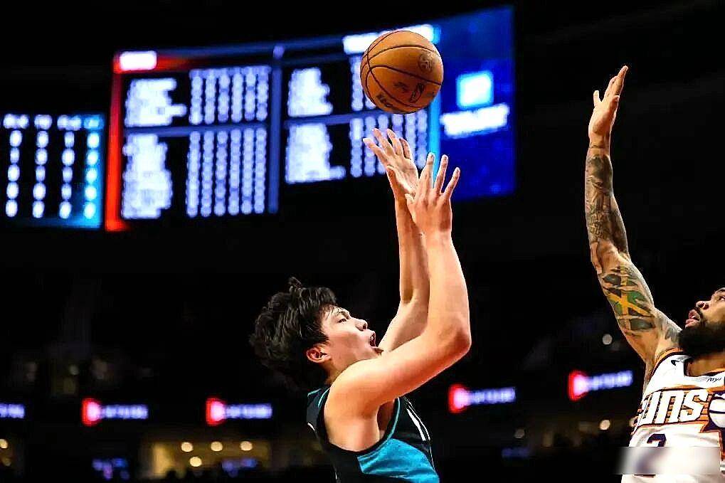 今夜武汉三镇调整名单以备欧超杯，门线救险环节打磨，态度坚定，年轻球员得到机会的简单介绍